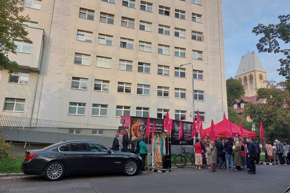 Demonstracja Kai Godek przed wejściem do szpitala na Brochowie we Wrocławiu, 4 października 2026