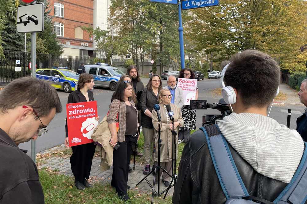 Konferencja prasowa Akcji Demokracji przy szpitalu na Brochowie we Wrocławiu, 4 października 2026