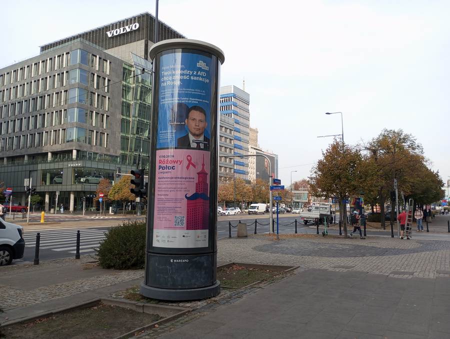 Plakat Akcji Demokracji na słupie przy Marszałkowskiej i Żurawiej w Warszawie