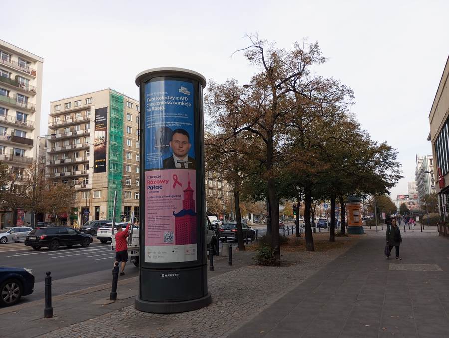 Plakat Akcji Demokracji na słupie przy Marszałkowskiej w Warszawie