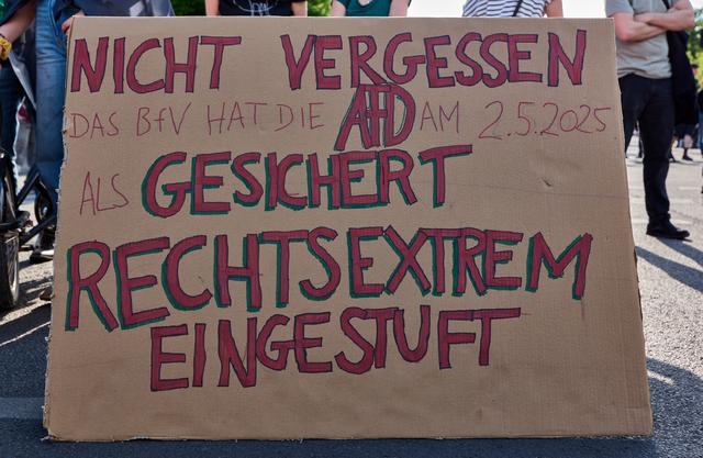 Karton na proteście przeciw AfD w Berlinie