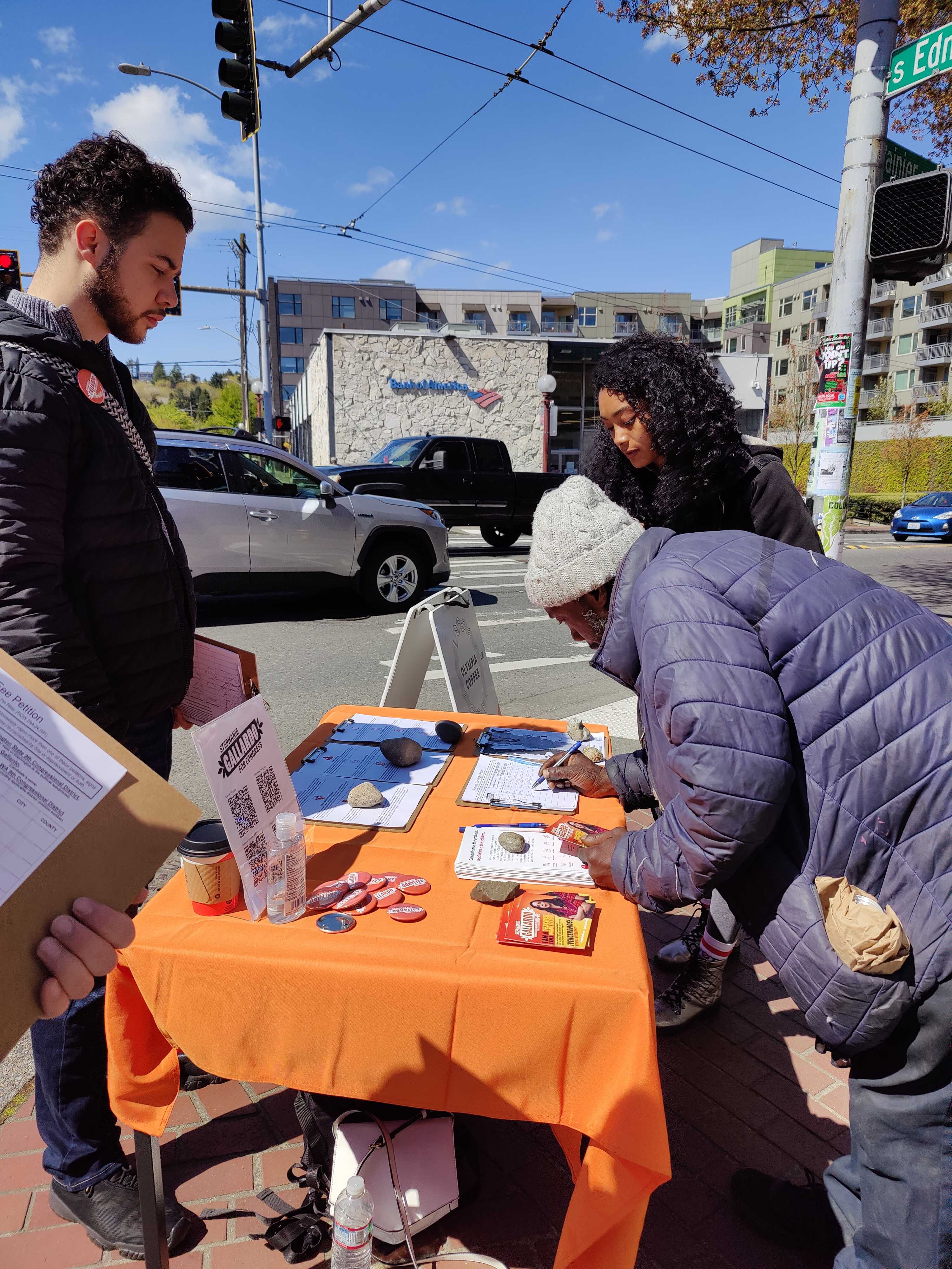 Image of a Gallardo table on a street corner 