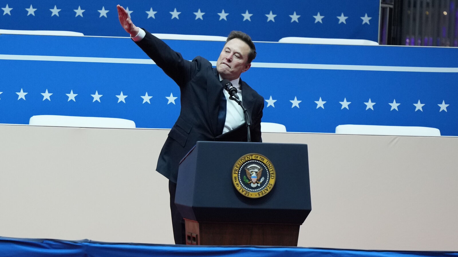 Elon Musk doing a nazi salute