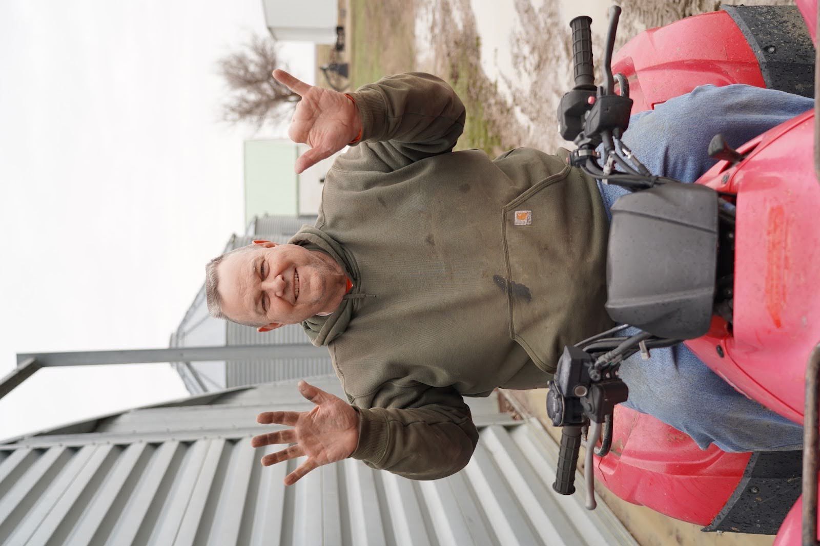 Jon Tester holding up 7 fingers