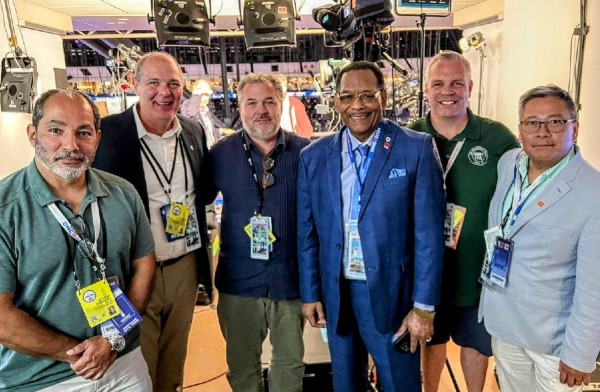 Claude Cummings with NABET Members at DNC