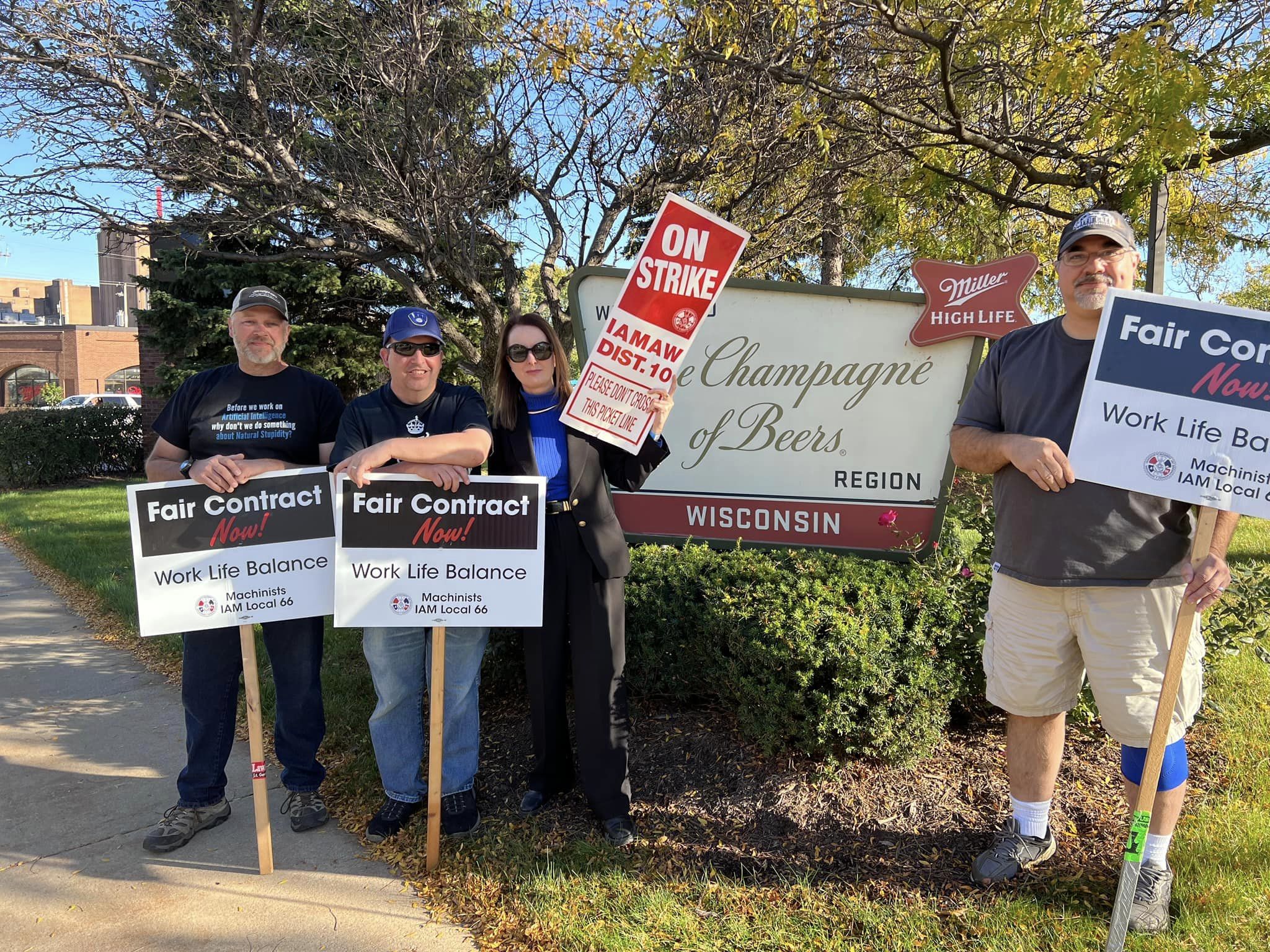 WI AFL-CIO President Bloomingdale with striking IAM workers