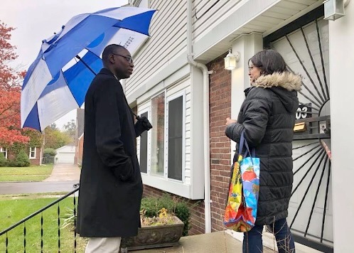 Rashida and Garlin knock a door in the rain Rashida and Garlin knock a door in the rain