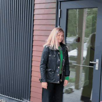 Gif of Hannah giving a thumbs up