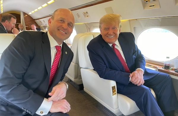 A photo of Kevin Roberts and Donald Trump on the wannabe dictator’s private plane. The men are smiling excitedly at the camera.