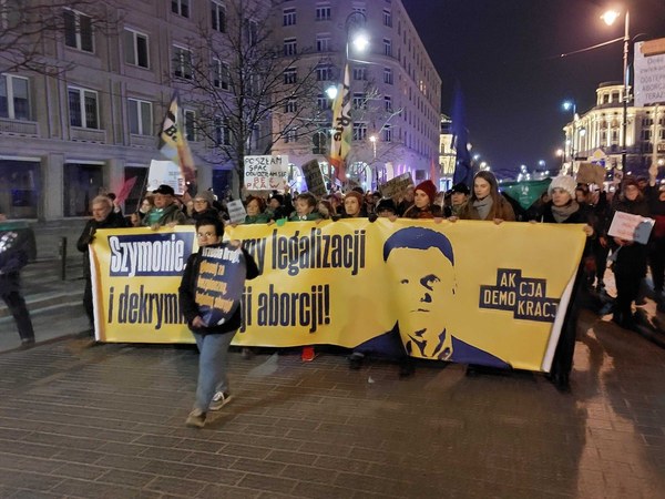 ZDJĘCIE A: foto_A_holownia.jpg (demo 8.03.2024, baner dekryminalizacja)